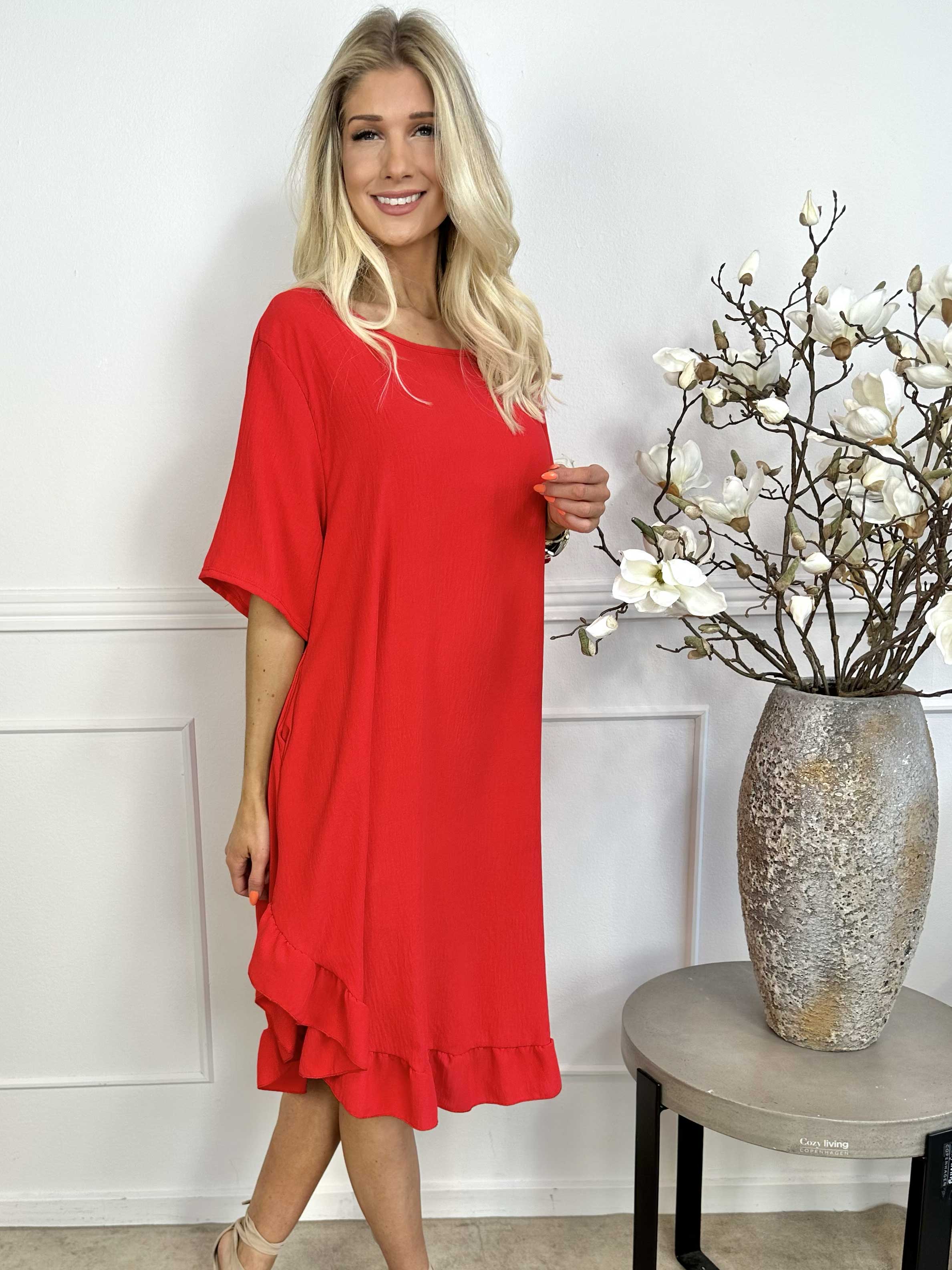 Emmelie - Kjole i viskoseblanding med flæsekant og lommer.